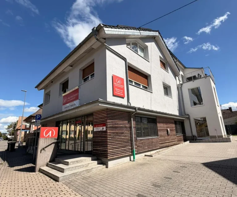 Bürogebäude von Argenziano Versicherungen in Bad Krozingen-Hausen von der Straße aus gesehen