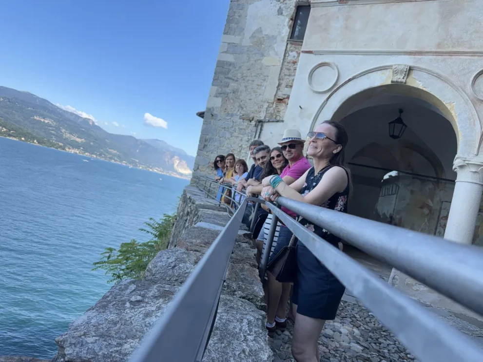 Das Team von Argenziano Versicherungen beim Teamausflug an einer Kirche am See